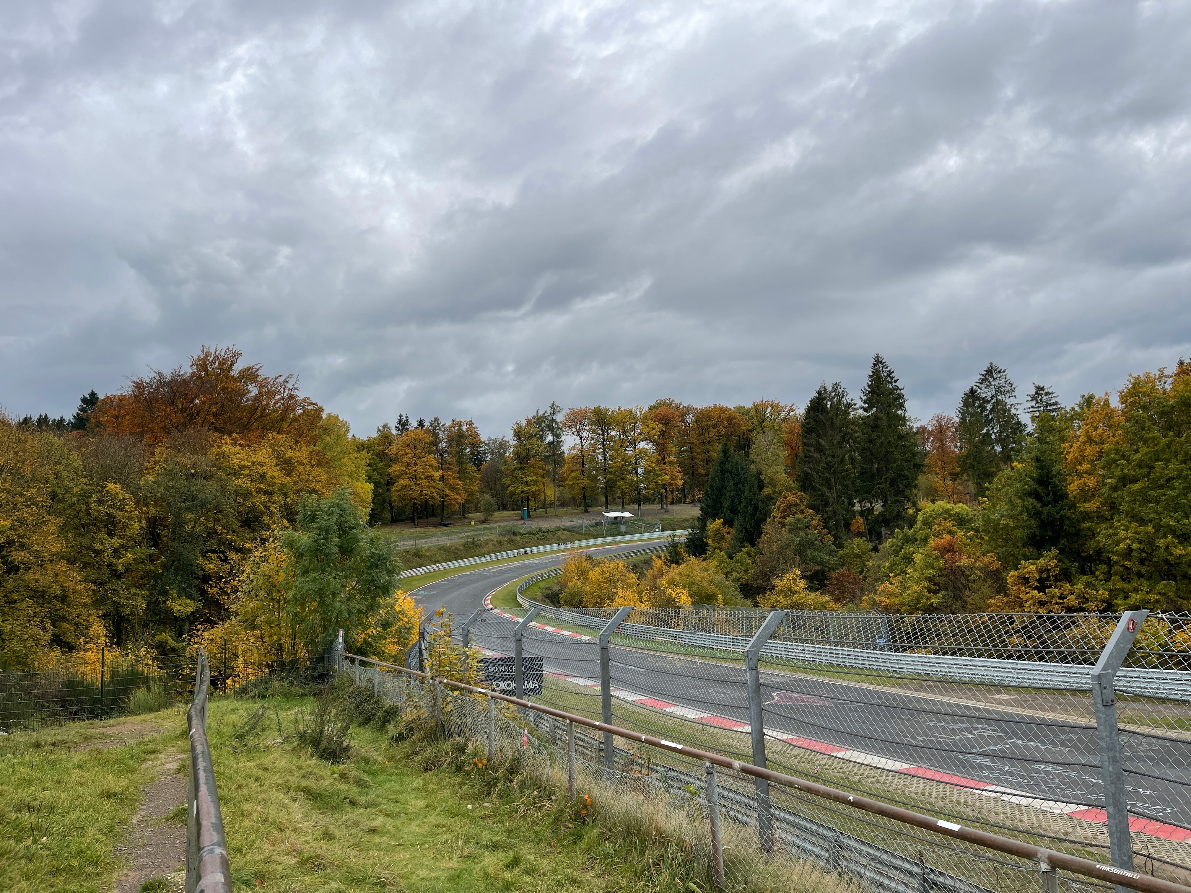 纽北最多的就是优科豪马的牌子，这个牌子上写出了这个弯角的名字，小水井～那么问题来