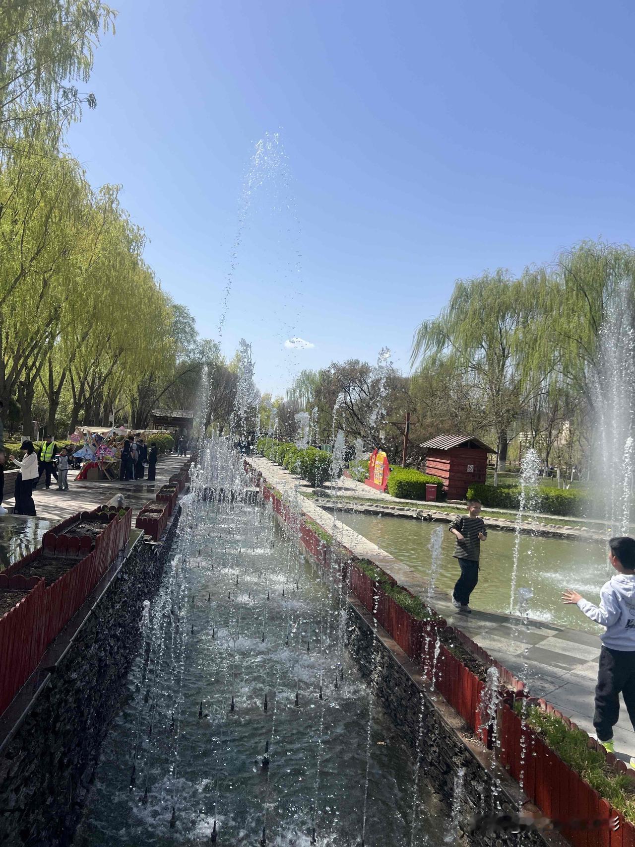清明假期，天气给力，便也去凑热闹，游览了水车博览园，没想到黄河步道上人流如潮，这