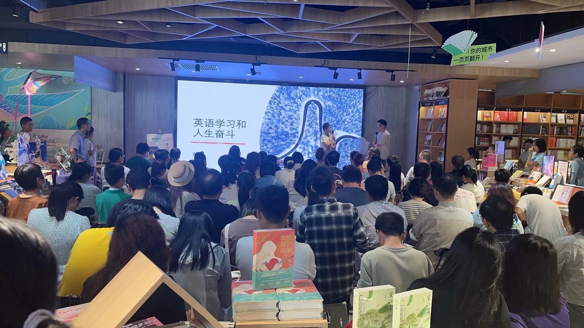 今天签售会挺成功，粉丝朋友从全国各地赶来杭州捧场，还有一位姐姐从美国西雅图专程过