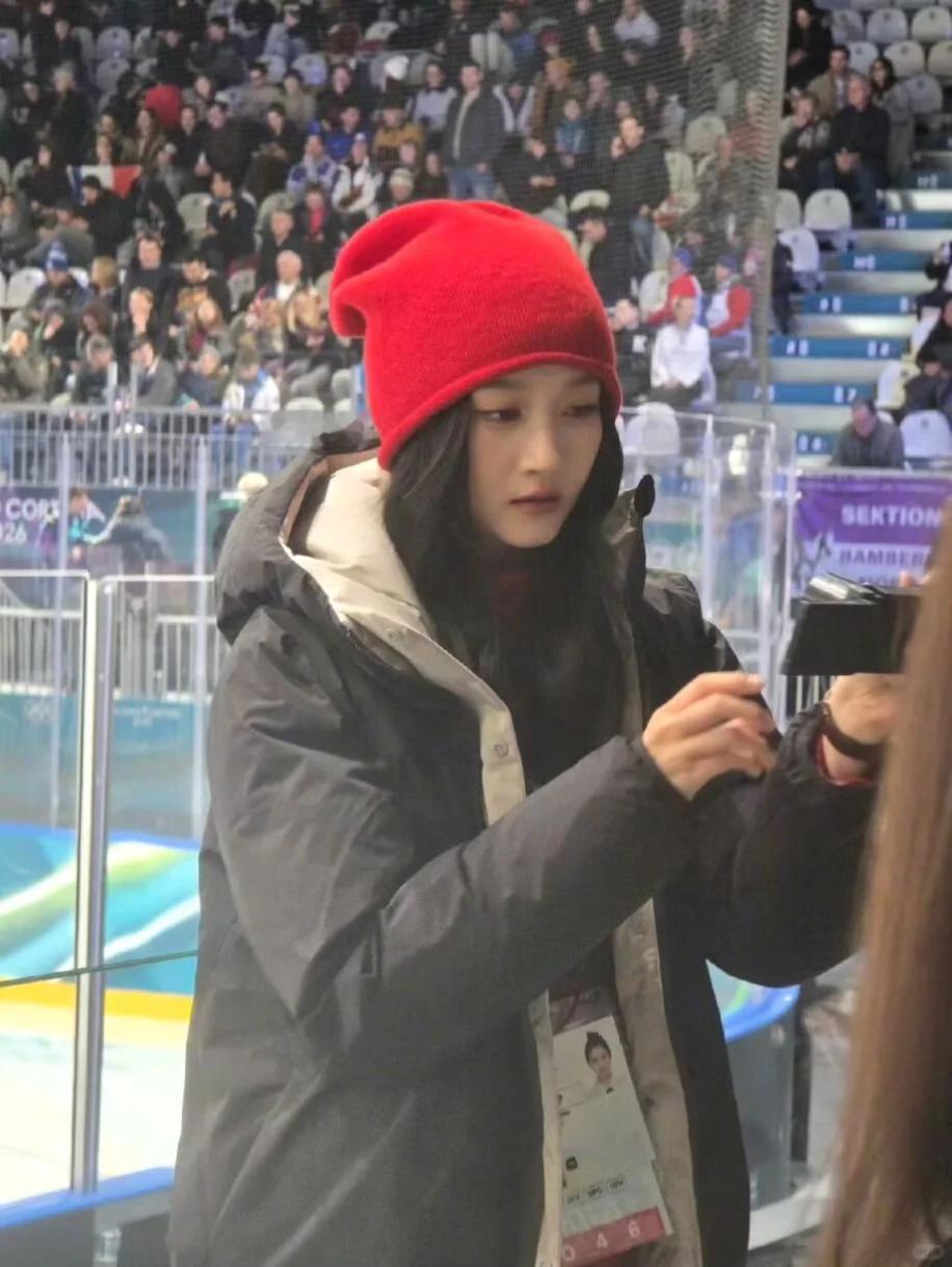 米兰冬奥会偶遇关晓彤 网友米兰冬奥会偶遇关晓彤，好漂亮啊！ 