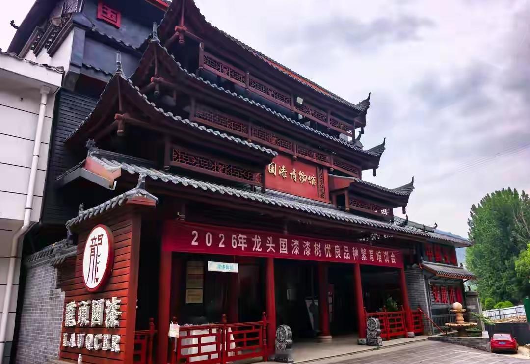 一个连诗都背不顺的唐山小伙，把全国景区NPC的脸打了一遍。

去年他还被游客问得