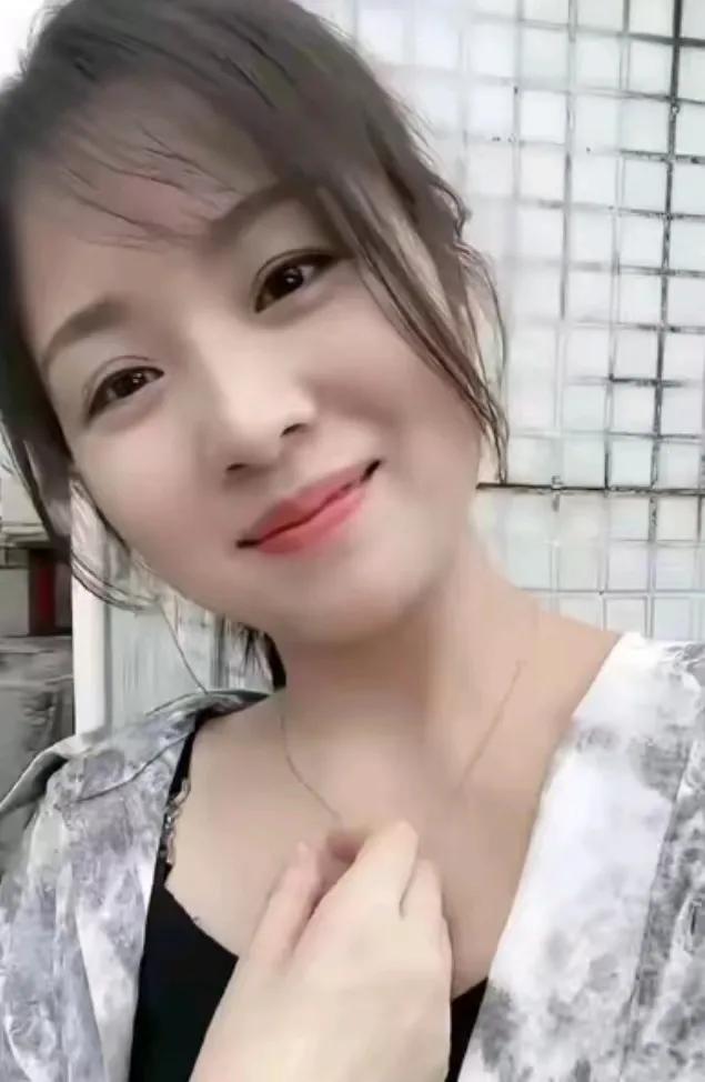 李静的故事显得格外独特。她，33岁，独立而坚强，从未涉足婚姻的殿堂，也未曾体验过