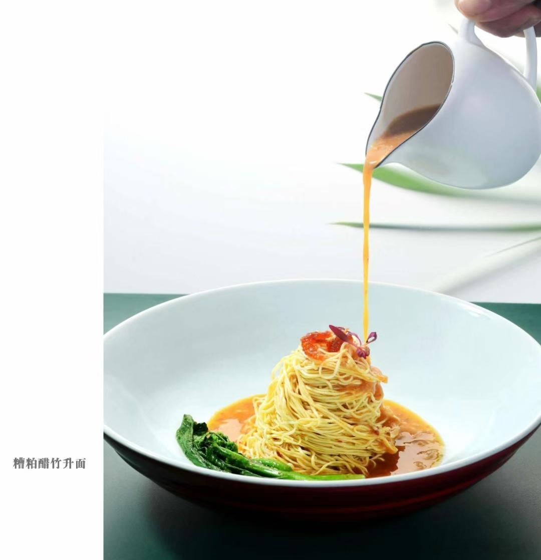 李子食游记椰乡牧鸡金盘食验室 金盘食验室经典之味：糟粕醋竹升面独具海南特色的糟粕