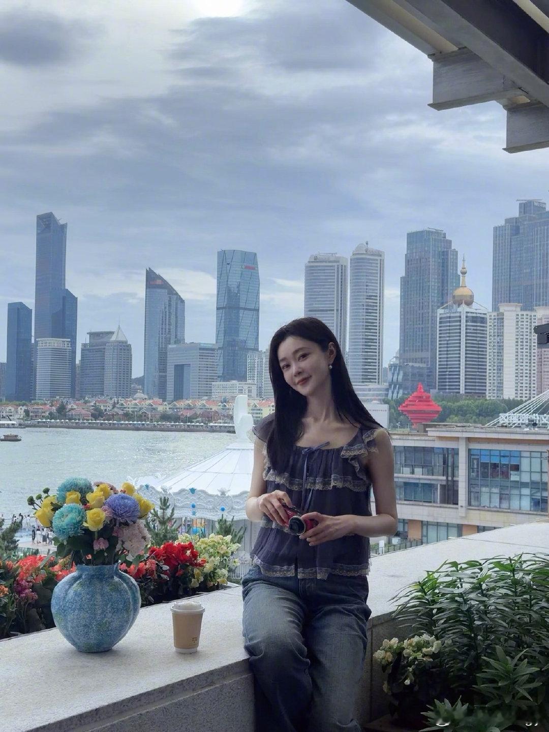 宋轶海边露台随拍定格城市与海风，褪去镜头前的华丽，解锁宋轶舒服自在的生活碎片。 