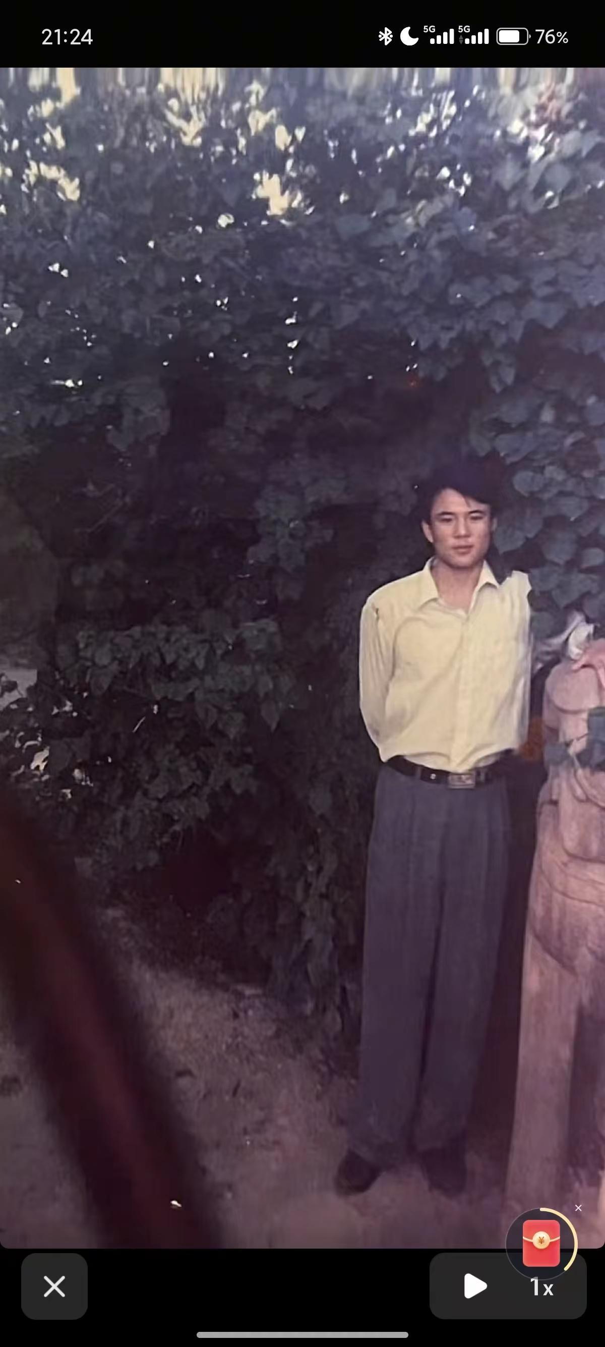 翻到雷大夫年轻的照片，看看这稚嫩的脸庞。帅哥一个。🌻🌻🌻🌹🌹🌹🌹?