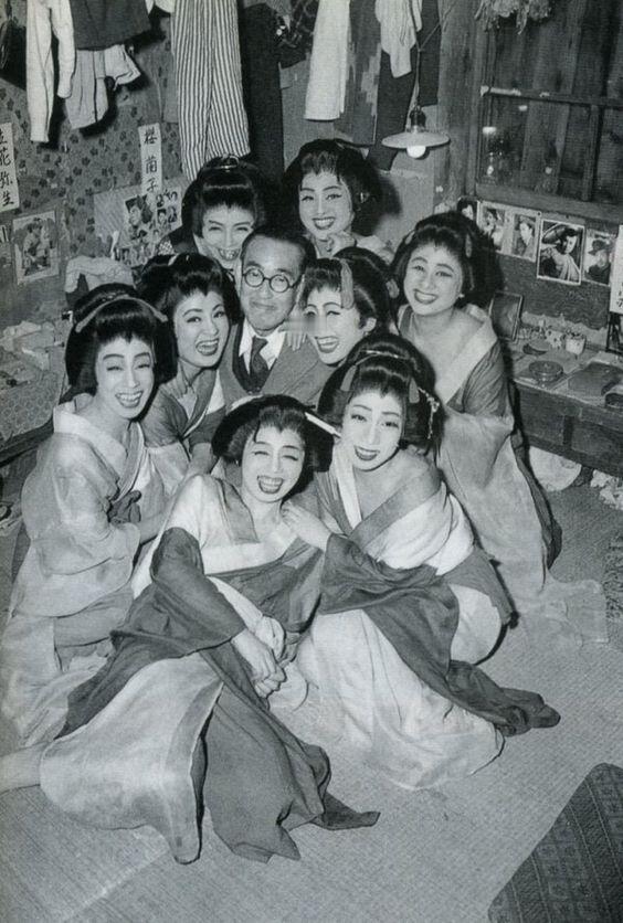 作家和一群舞女 