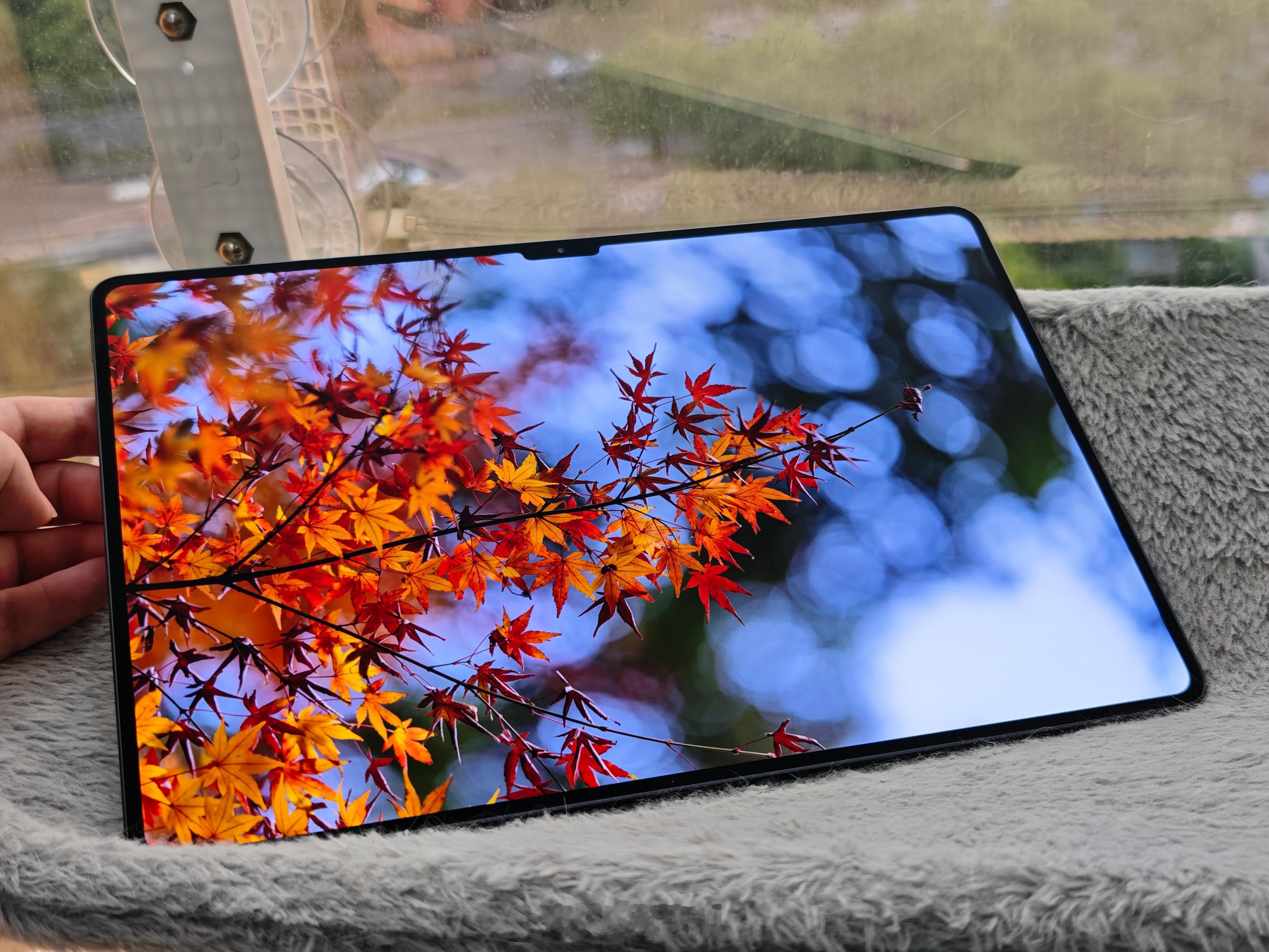 小米Pad 7 Ultra 柔光版本效果做得还不错，有些角度看起来真的像纸一样[