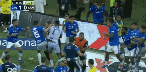 这是橄榄球🏉吗？不！这是足球⚽，而且是一场比赛出示了23张红牌的足球比赛！在巴