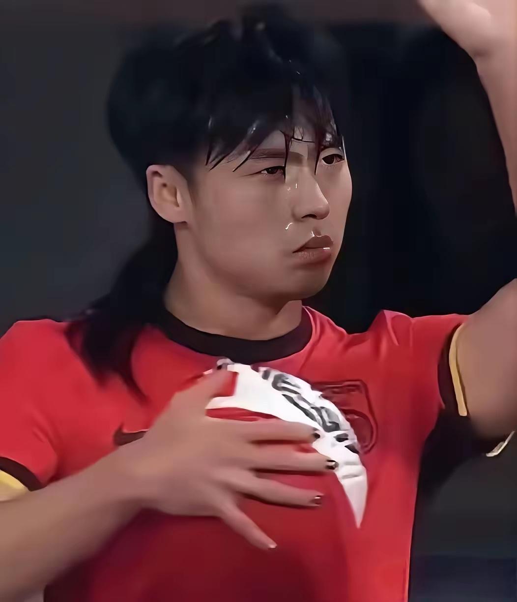 把手指甲染的花红柳绿，
男足真是让人不可理喻。
除了踢球不行，
其余不输常人。
