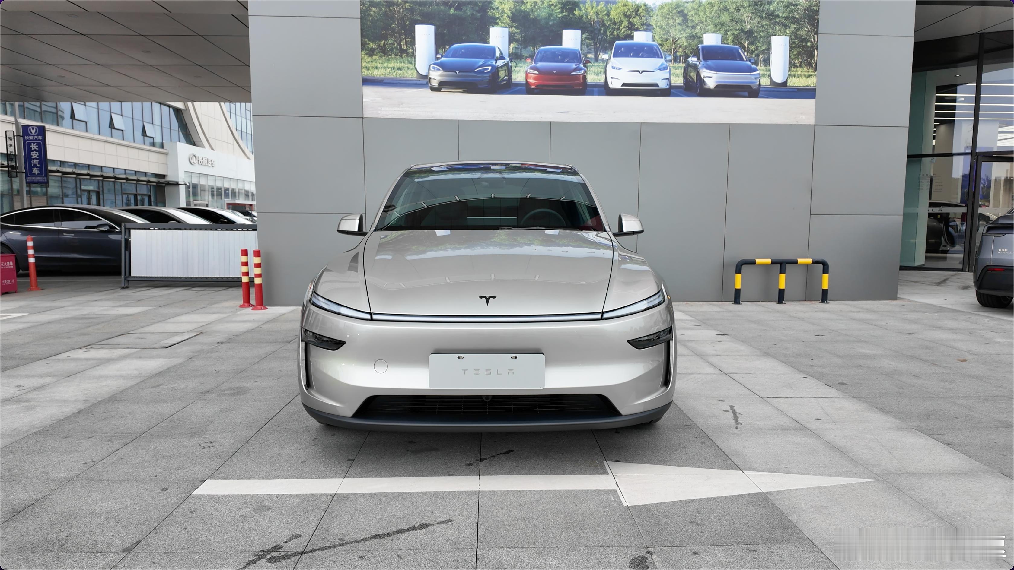 特斯拉modelYL是六座，那三排到底实不实用？我今天正好去试了，还可以，只能说