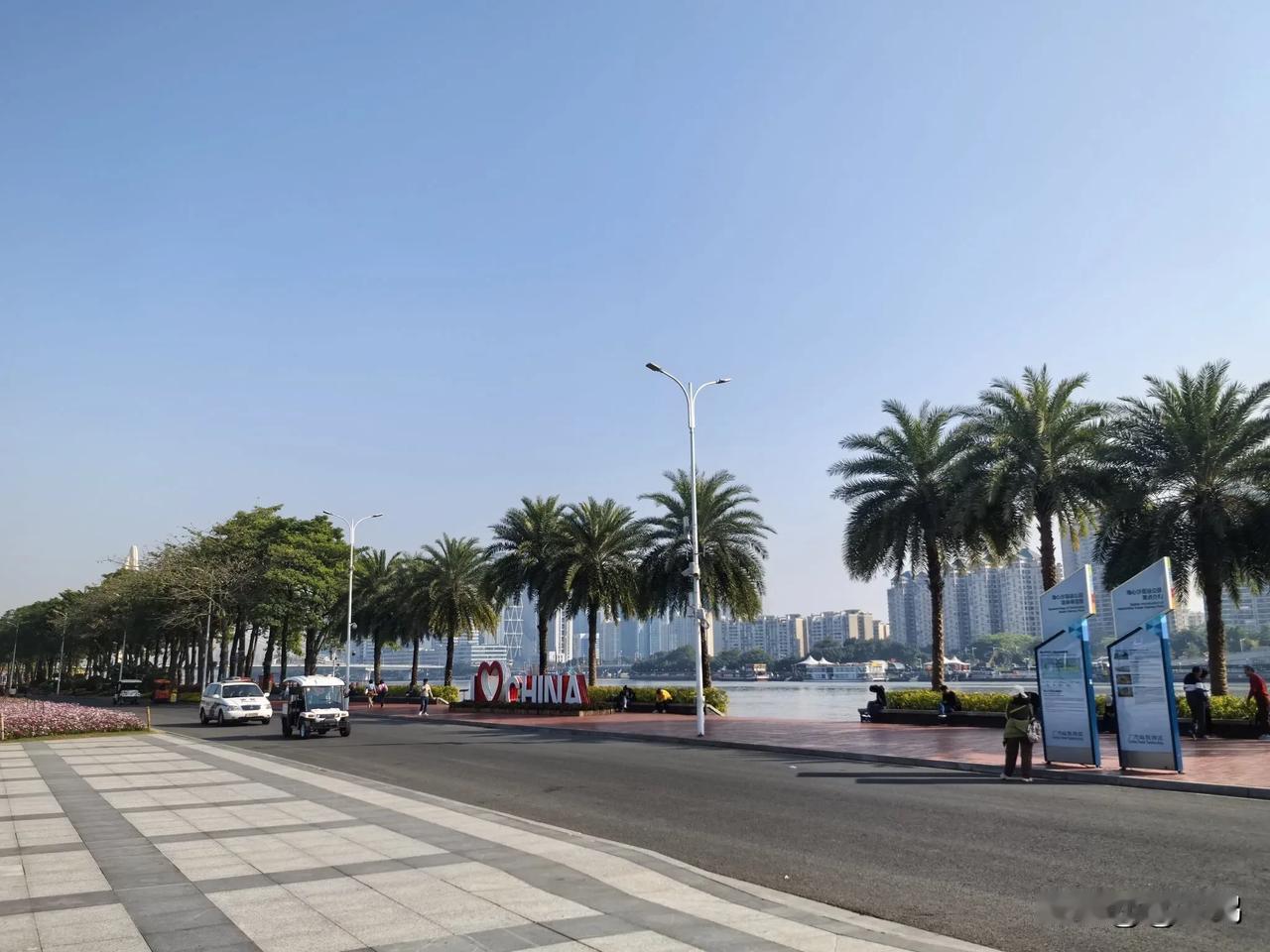 那开阔的场地，花草繁茂，绿树成荫，空气特清新。
 
沿着江边漫步，江风拂面，能吹