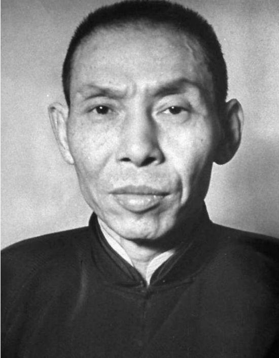 1949年，杜月笙避居香港，几十口人挤在小小的出租屋里。病痛缠身，积蓄见底，到了
