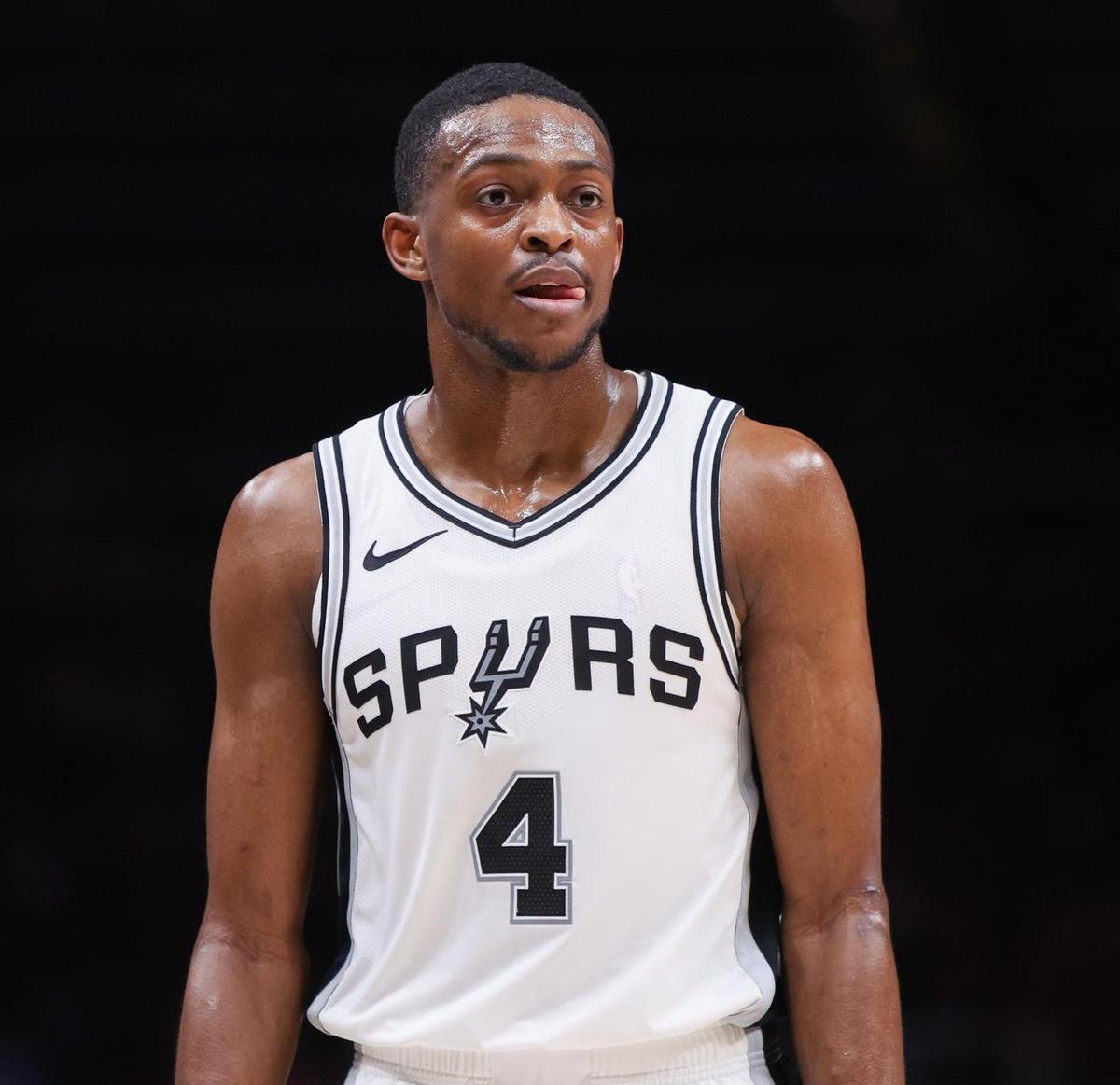 福克斯回来了。
腿筋还没好透，但球场等不了。
国王队没把他当宝贝供着，直接扔进5