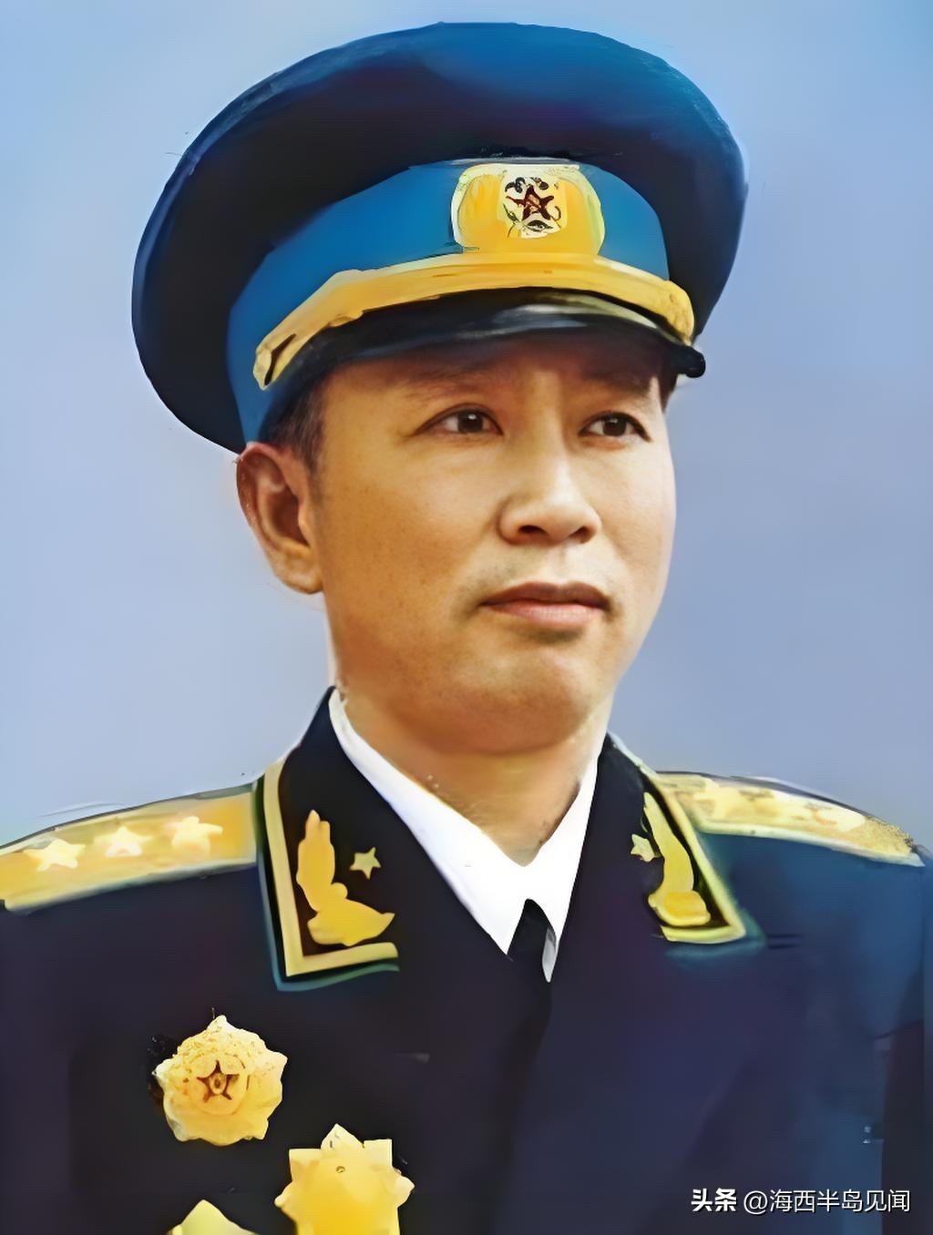 45岁的刘亚楼被授予上将军衔。19岁参加红军，一生战功显赫。

长征任红2师政委