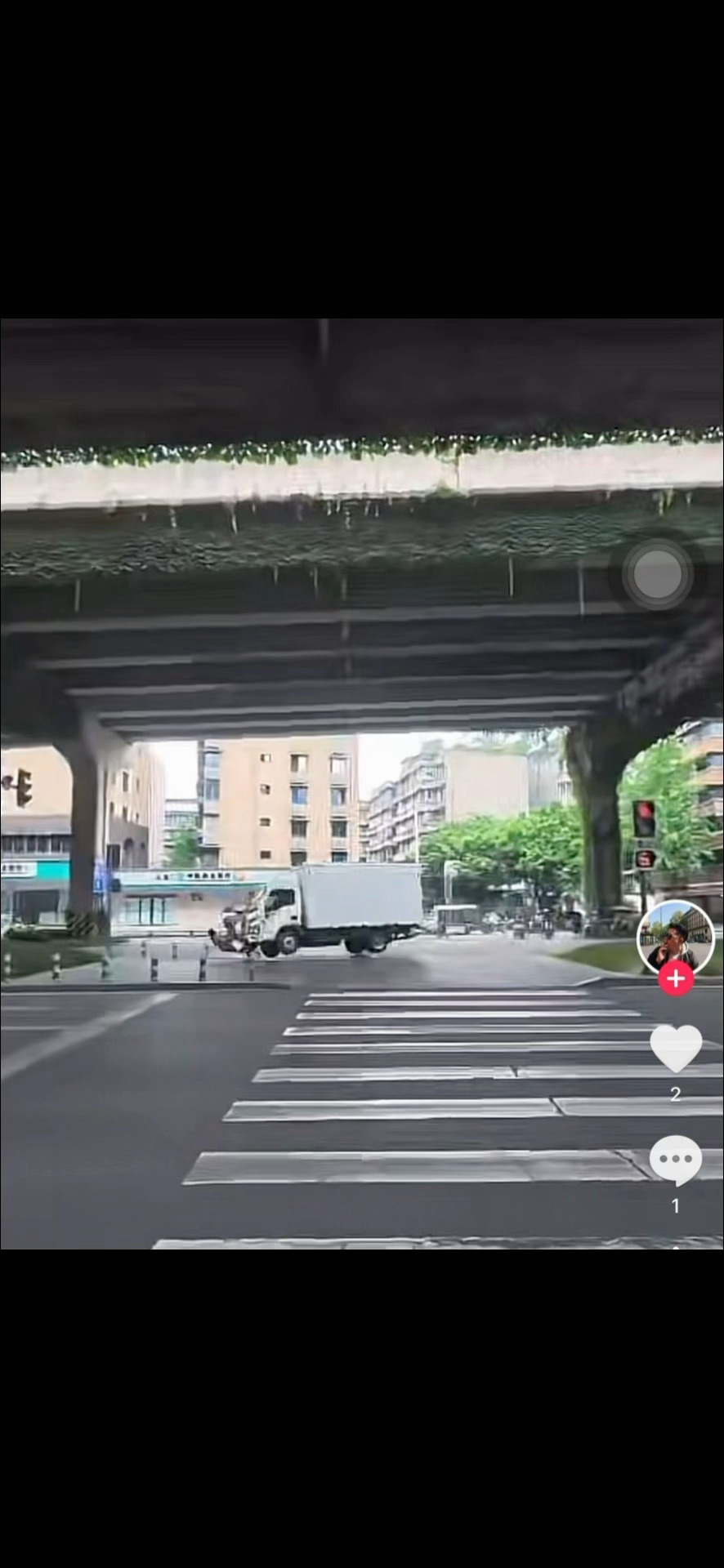 成都车祸这个车祸真吓人大货车一次撞到三个人幸好拍摄的外卖小哥没在中间等红绿灯大家