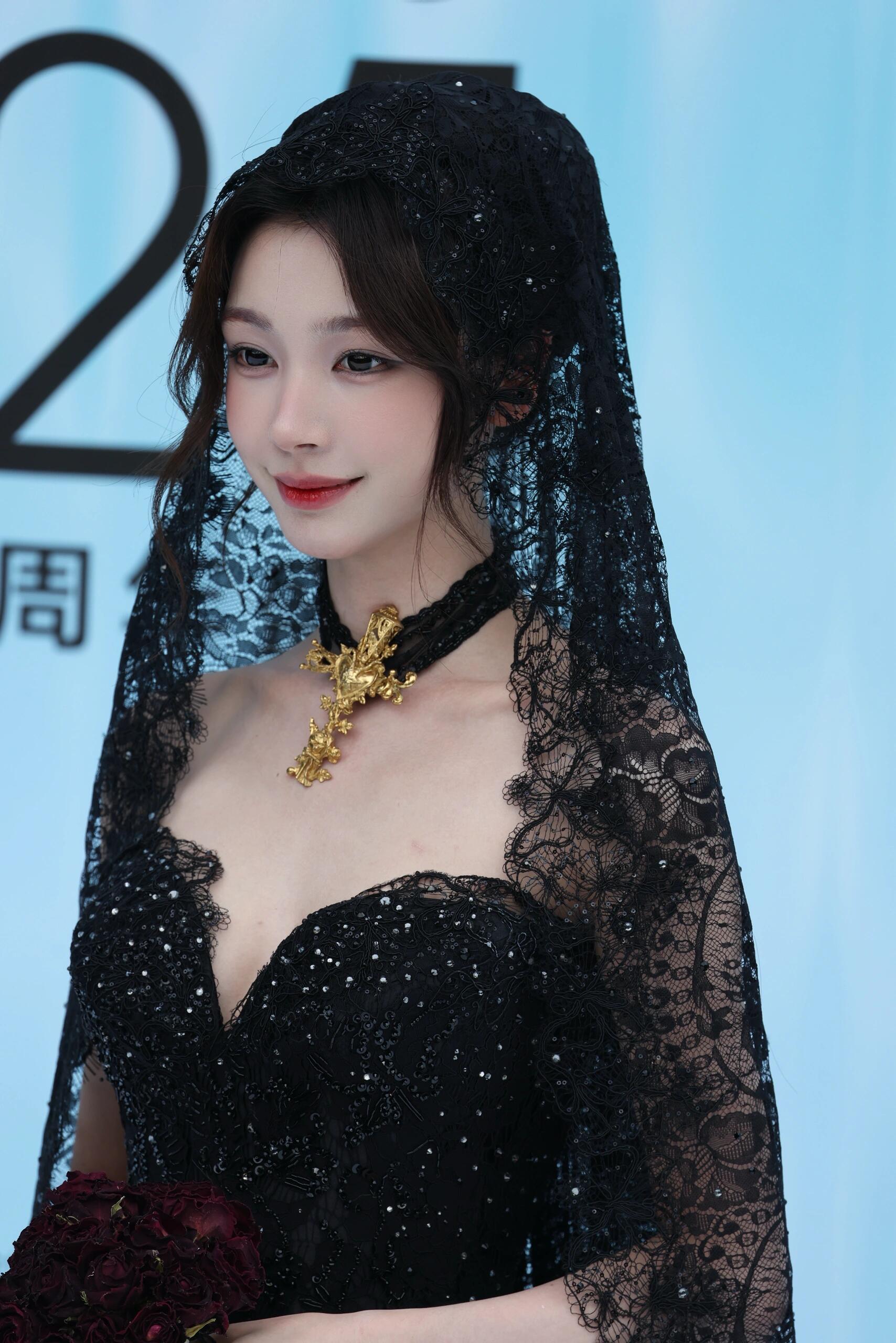 好美….眼睛像反光的黑曜石 易梦玲只要穿有点概念元素的衣服真的就是无人能敌🪭 