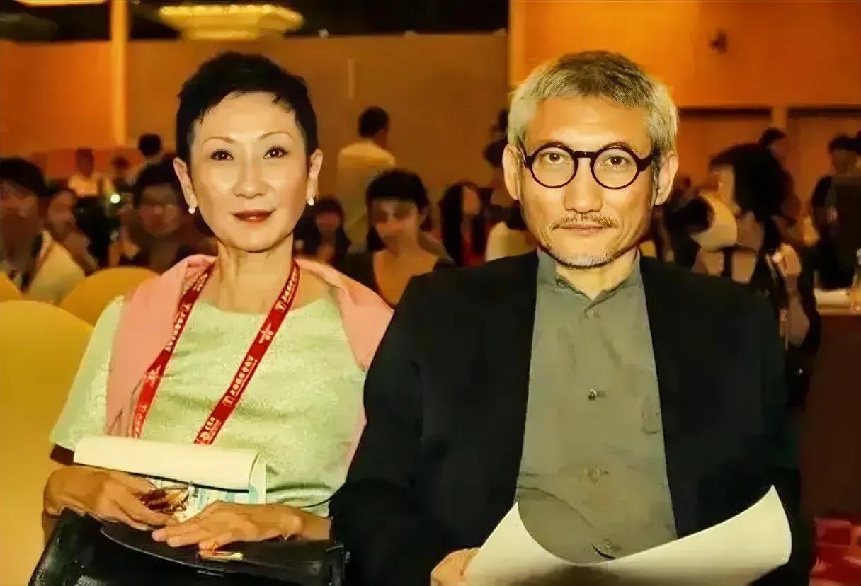一次，记者问施南生：“徐克移情别恋，你后悔为他丁克吗？”一旁的林青霞大怒：“能不