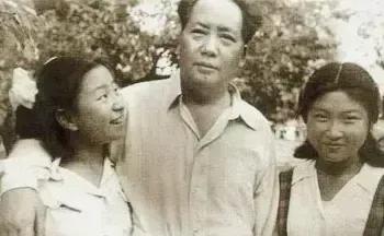 🙏请停留几秒，为伟人点个赞送朵花💐
《毛主席的温馨时光》
在北京香山的绿意中