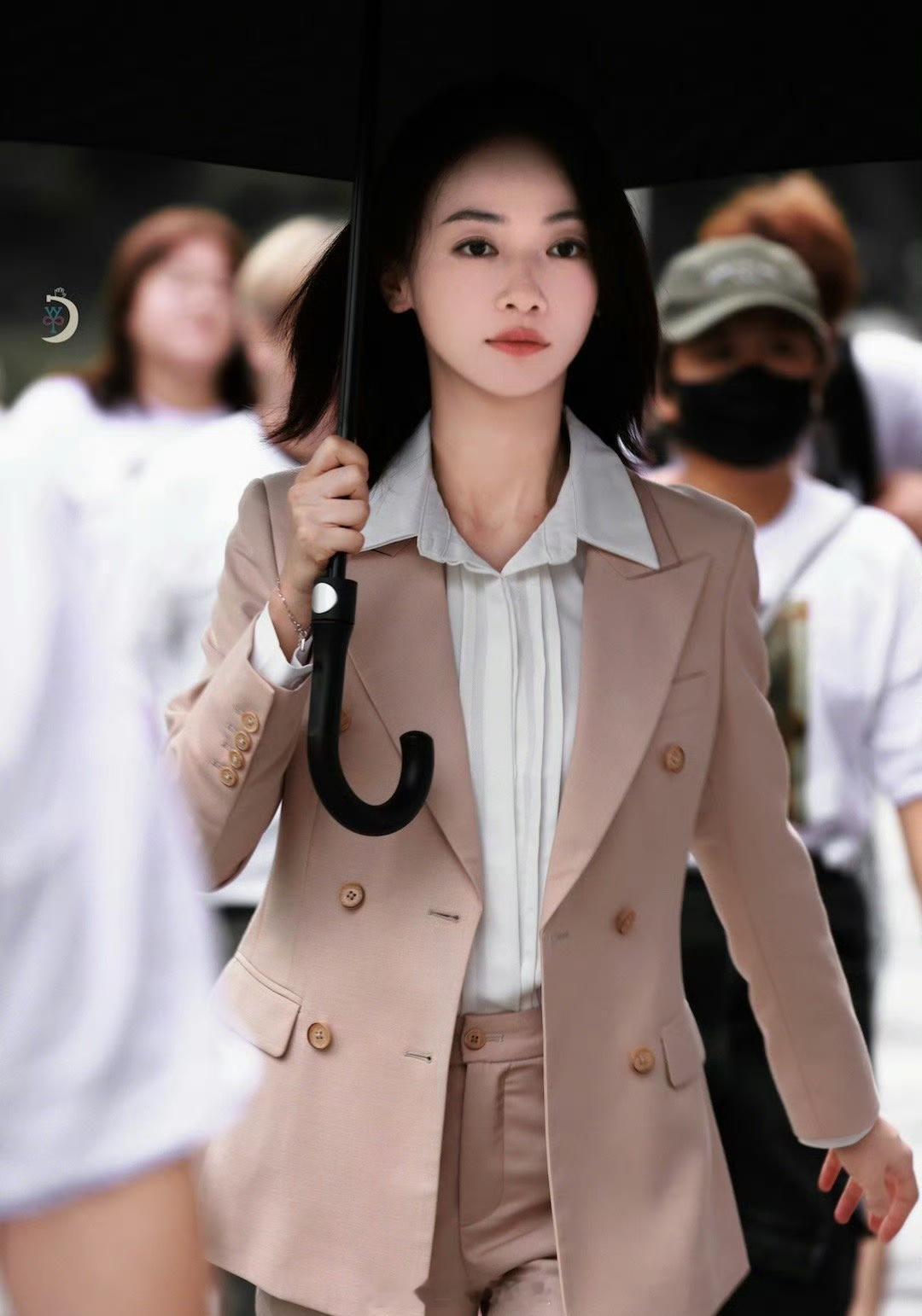 #吴谨言回来的她们西装造型#吴姐气场绝了！ #吴谨言齐肩短发路透# ​​​