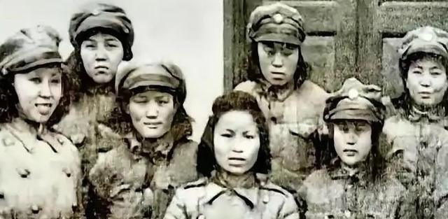 1942年，7名军统姑娘被日本鬼子围住。日本鬼子见是女兵，兽性大发，便丢下枪，一
