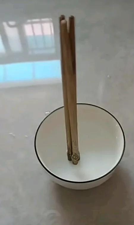 看看图片，是哪儿的习俗，有什么作用？
