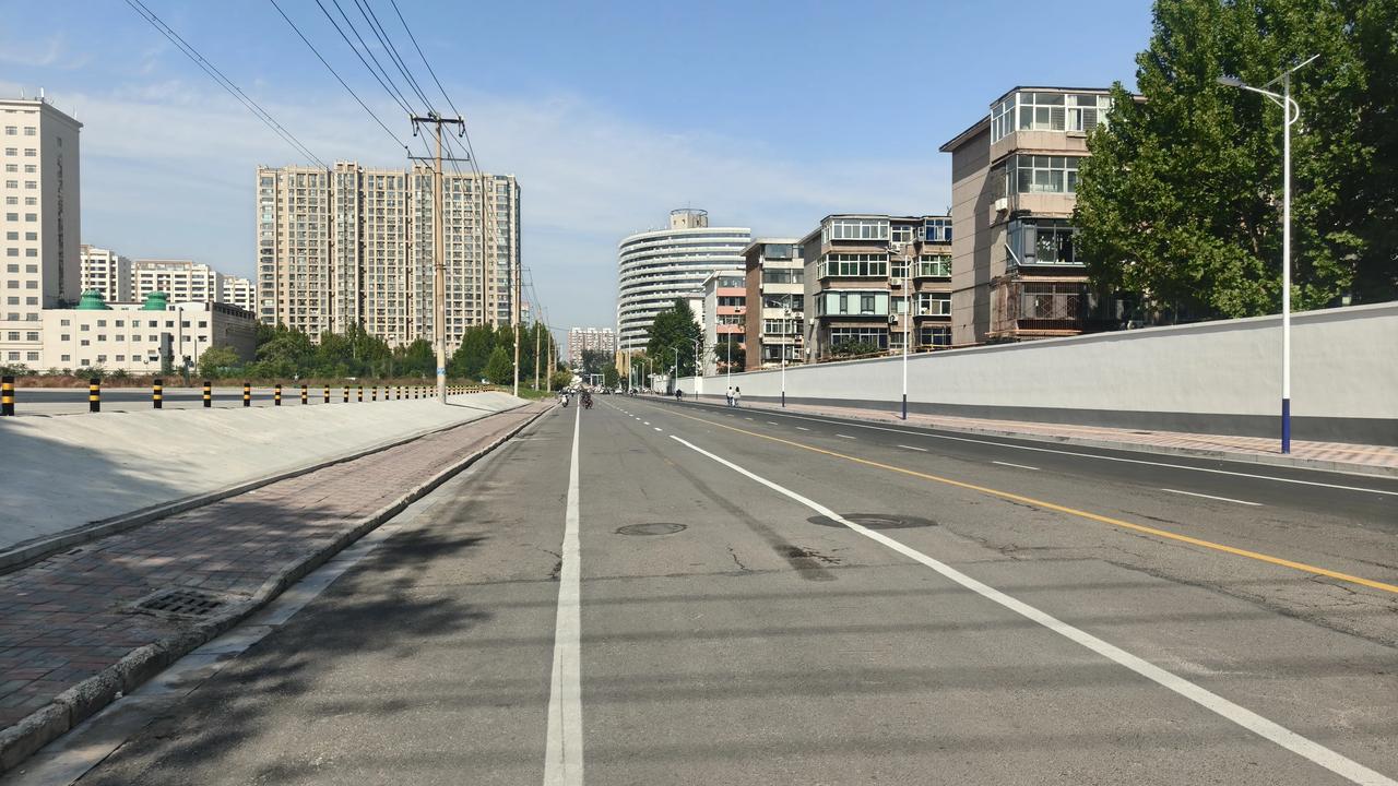 城角街经过改造后宽敞明亮好通行，城角街裕华路到工农路段现在双向四车道，将来乐泰门