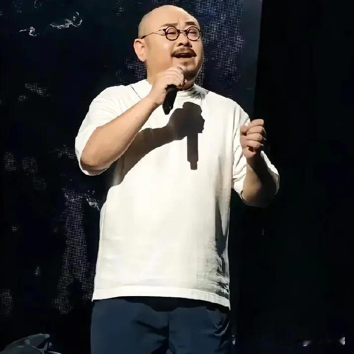 刀郎重庆演唱会几个亮点
   ①以《情人》开场，刀哥俨然成为大大小小的“情人”。