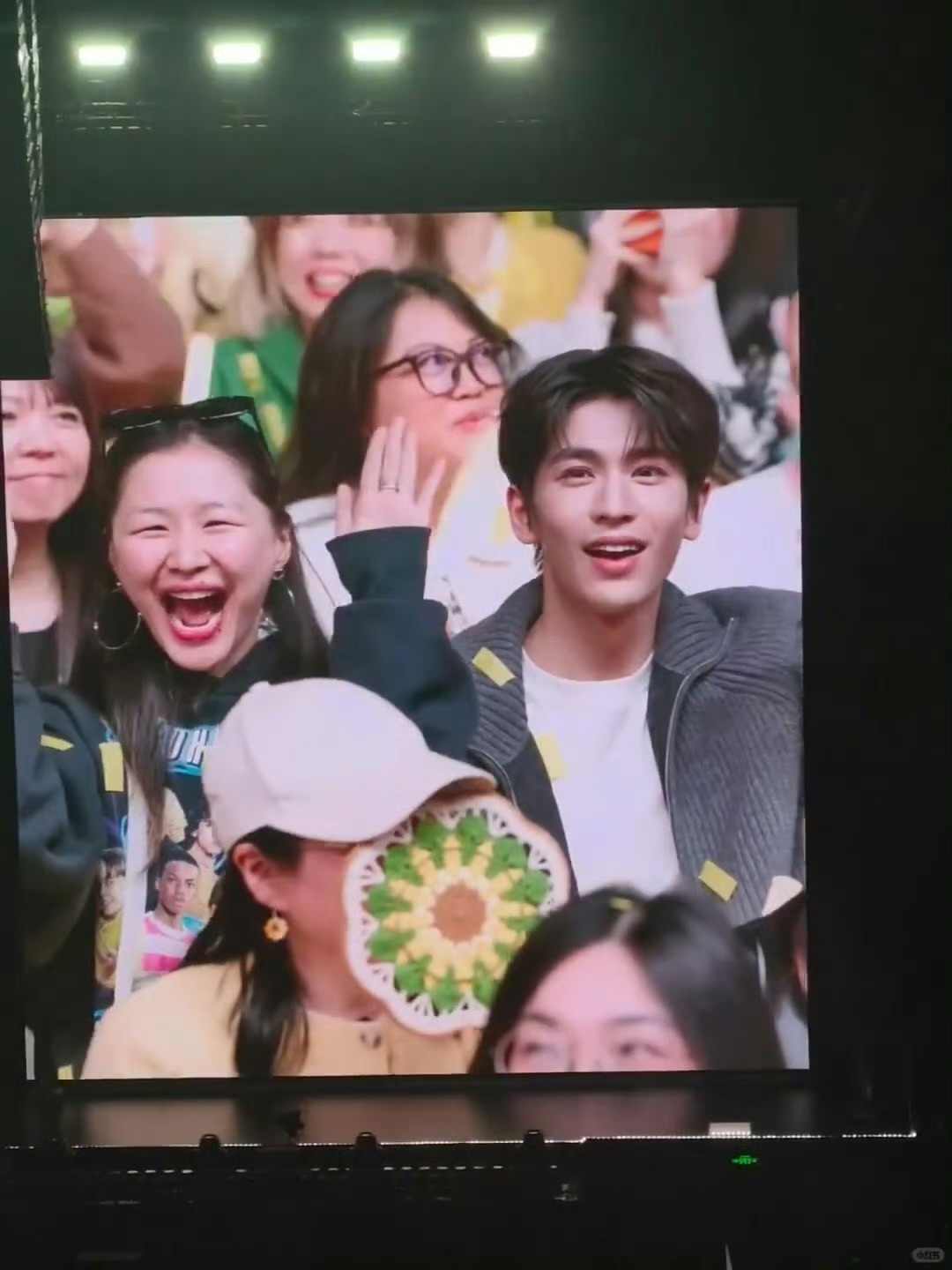 张凌赫金靖去看刘宇宁演唱会，在刘宇宁演唱会举应援屏