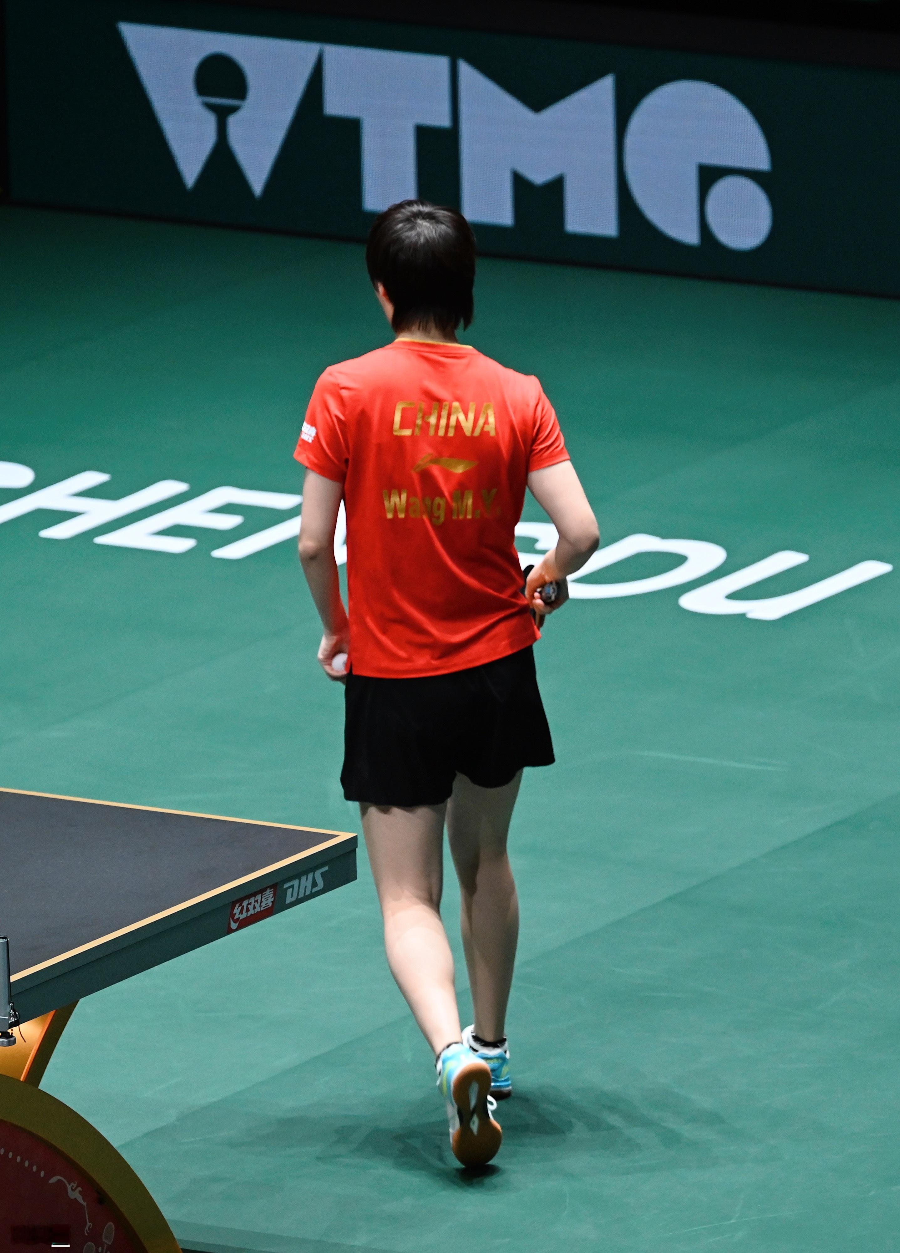 啊啊好优雅踮起脚尖提起裙边我女神咋这么有气质😍 