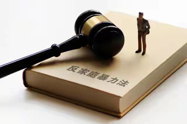 在农村习俗中，一般夫妻离婚子女尤其是儿子都判给父亲，除了儿子随父亲的姓之外，更主