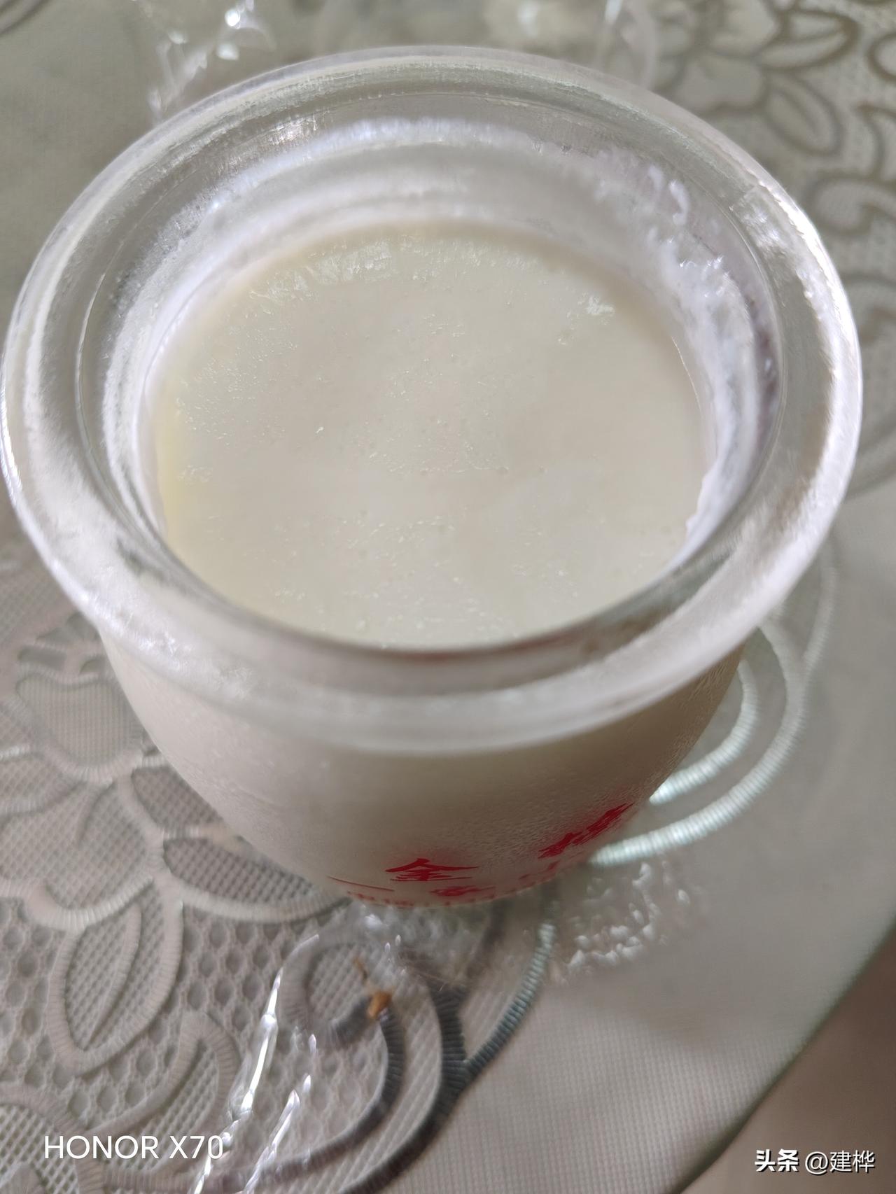 昨天去顺德旅游时买的顺德双皮奶 ，这是岀了名的特色小吃，一定要品尝一下，十元一瓶