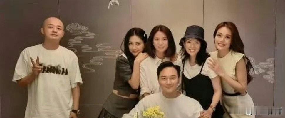 “包文婧教的好啊，看包贝尔跟女人拍合照的自觉性”[笑哭] 
现在再看这张照片感觉