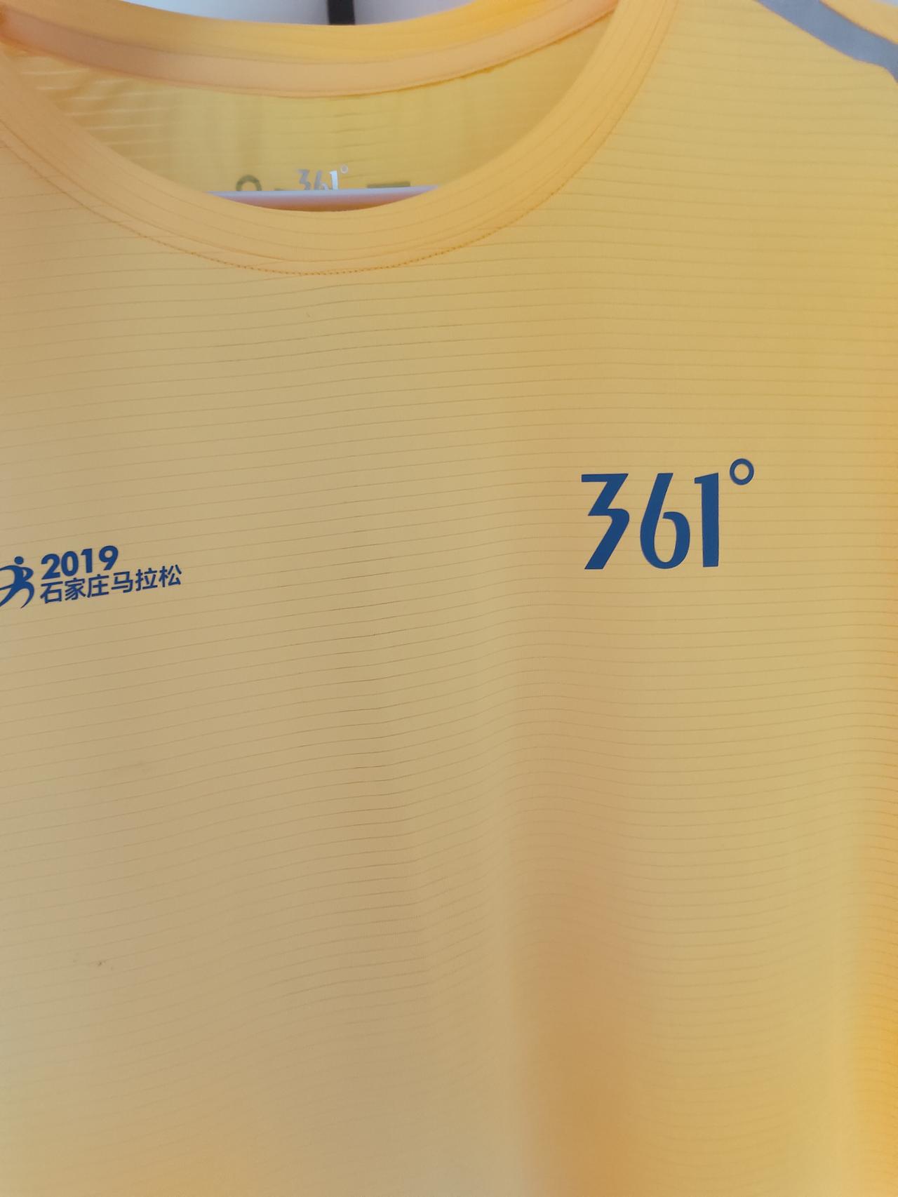 作为一个体育博主，怎能没有一件带体育logo的运动短袖呢？

六年了，一直在衣柜