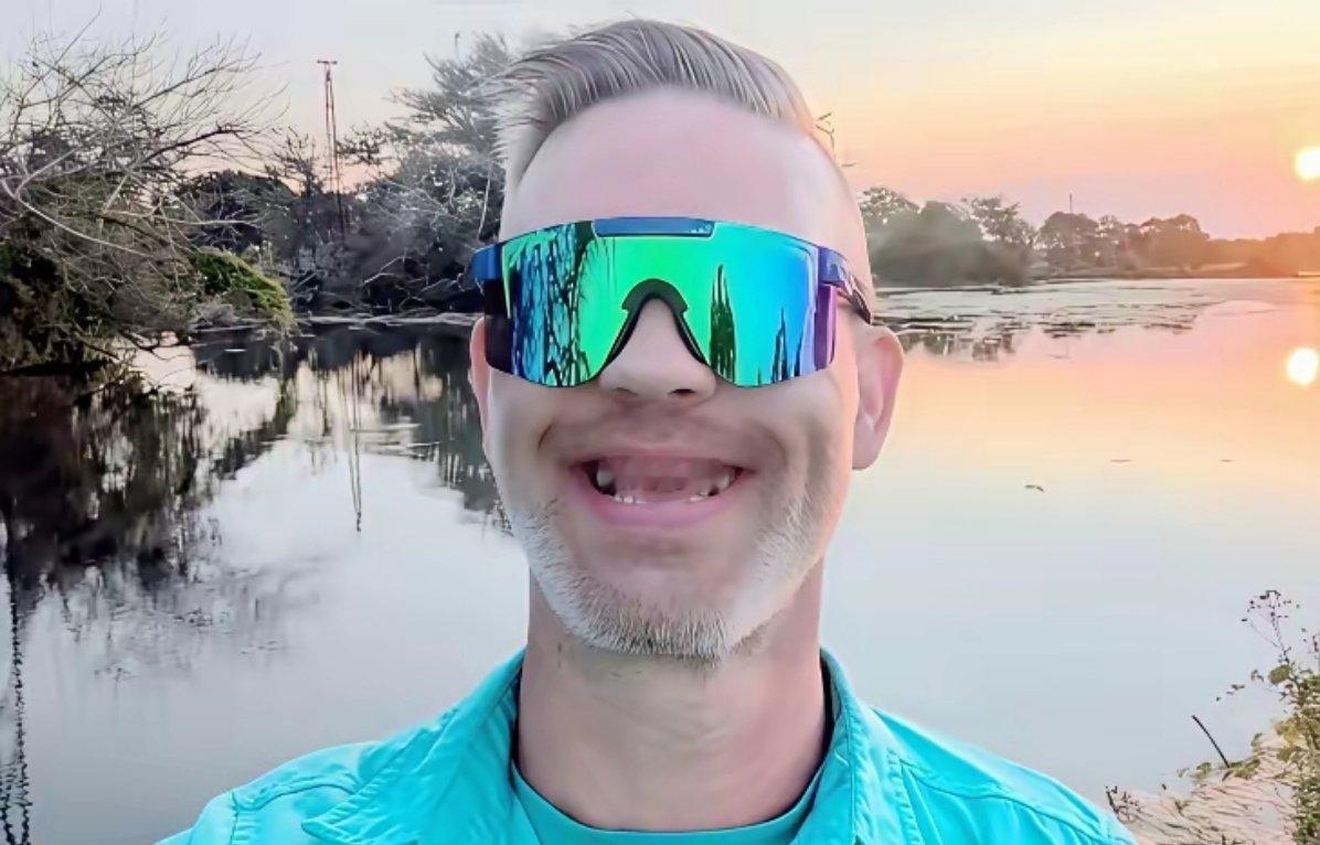 和特朗普吵架、并被特朗普竖中指的福特汽车工人萨布拉在网上留言，担心自己因为当众让