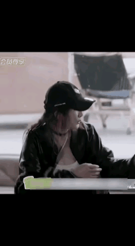 娜扎刚起床的素颜还是大幂幂状态好！ 