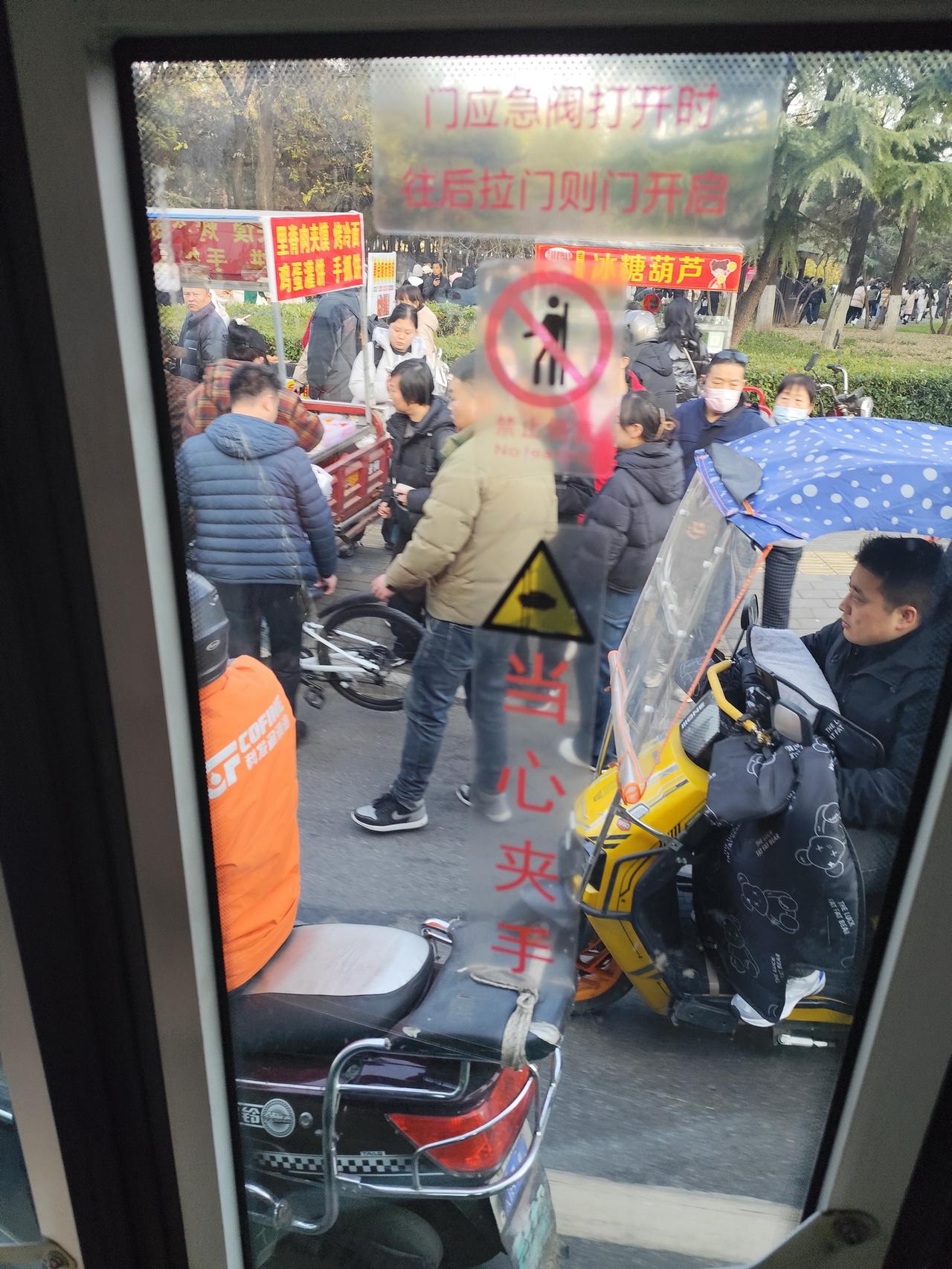 千万别低估西安人凑热闹的决心——玉祥门今天下午堵得死死的，目前广仁寺周边已经开始