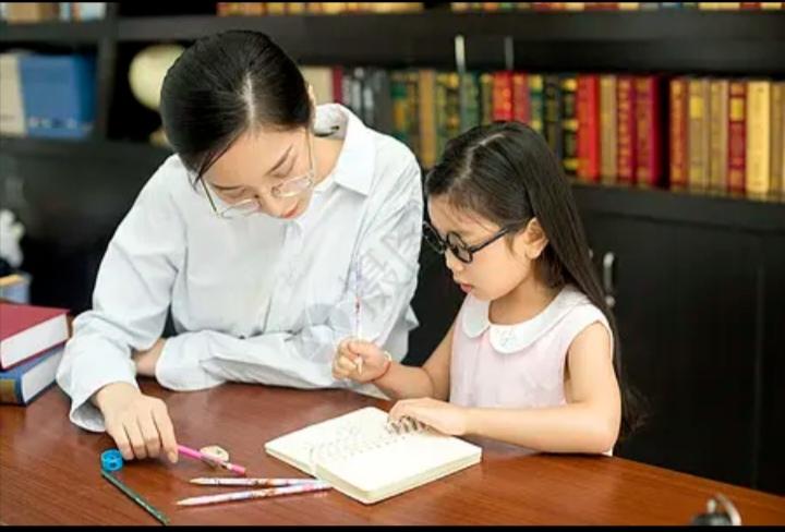 一个优秀教师无论从专业知识，还是教学方法总比一般教师有独到之处。但是，有个别优秀