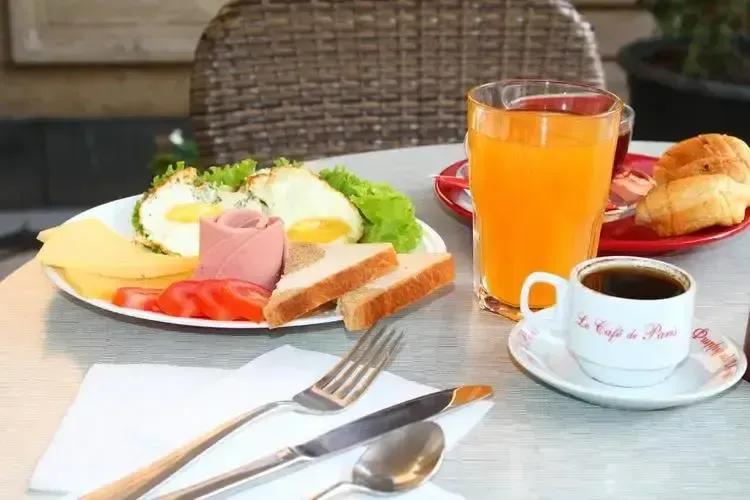 #原创# 早餐的美好，不仅在于味道，更在于它带给我们的那份宁静和满足。

一杯橙
