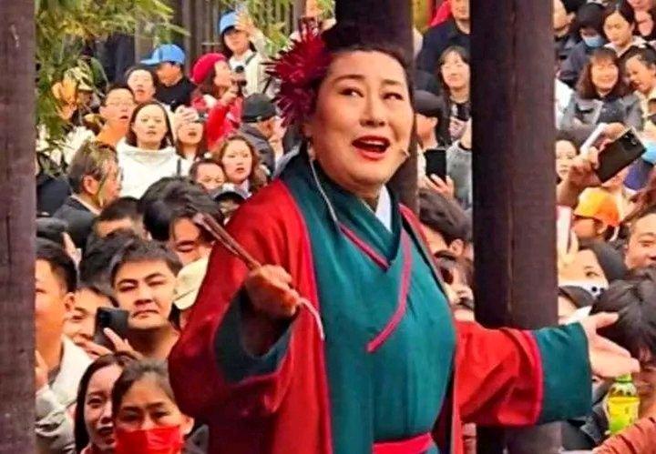 网络红娘王婆突然失踪，从她遇到的奇异相亲对象或许能看出些门道。王婆主持的“王婆说