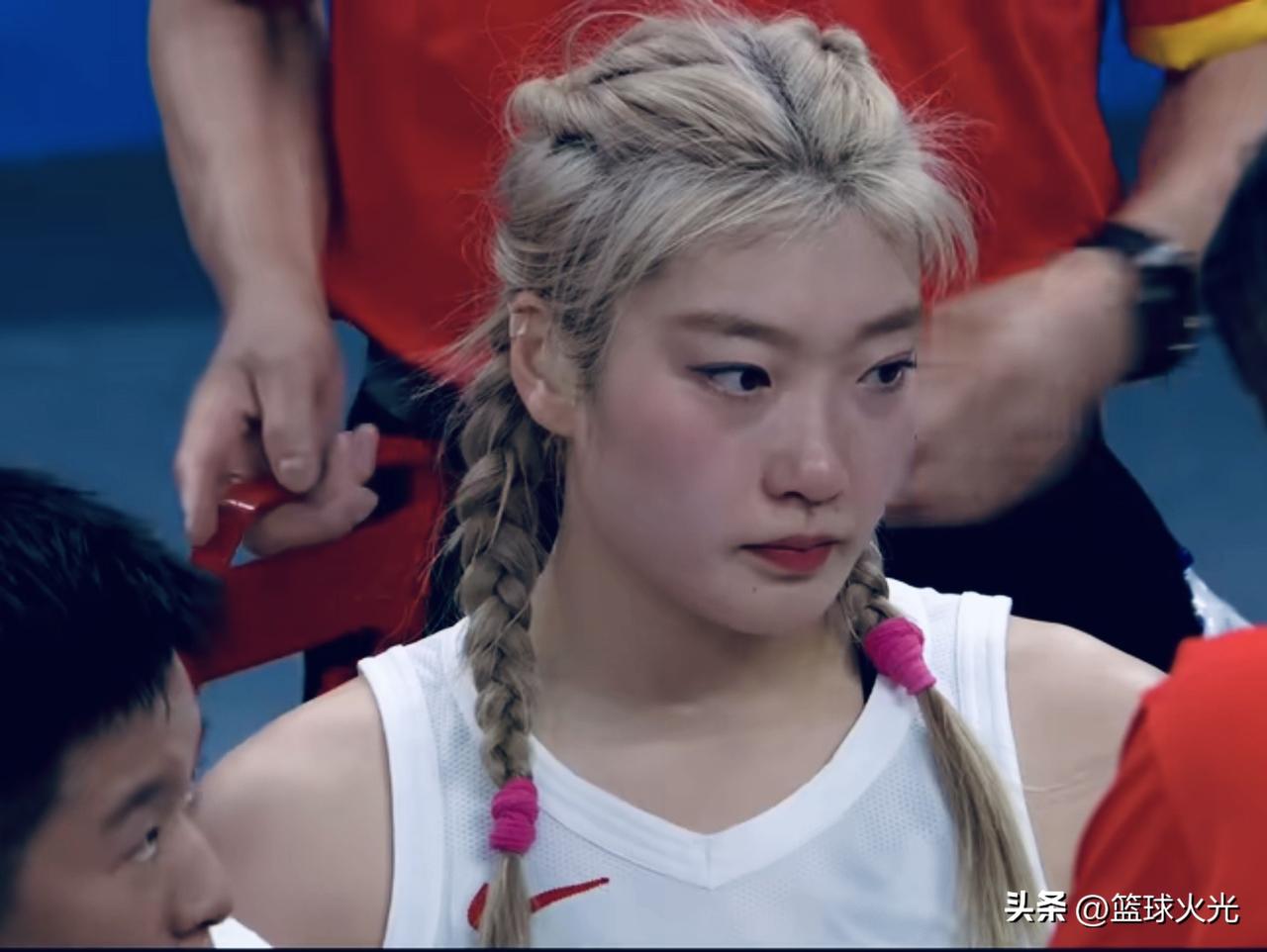 这眼神，霸气、犀利～战神梦
女篮黄金一代的比赛中，很少看见李梦慌乱的表情，多少眼
