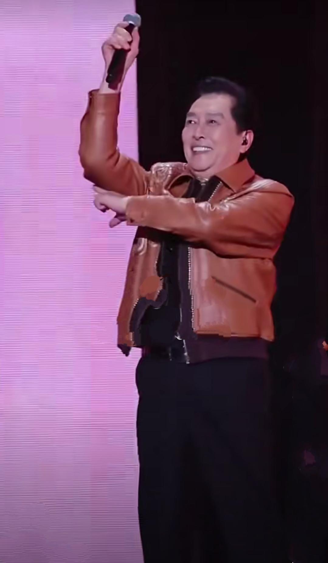 著名演员、“终身荣耀艺术家”74岁的唐国强老师在舞台上又蹦又跳，显然就是一个老顽