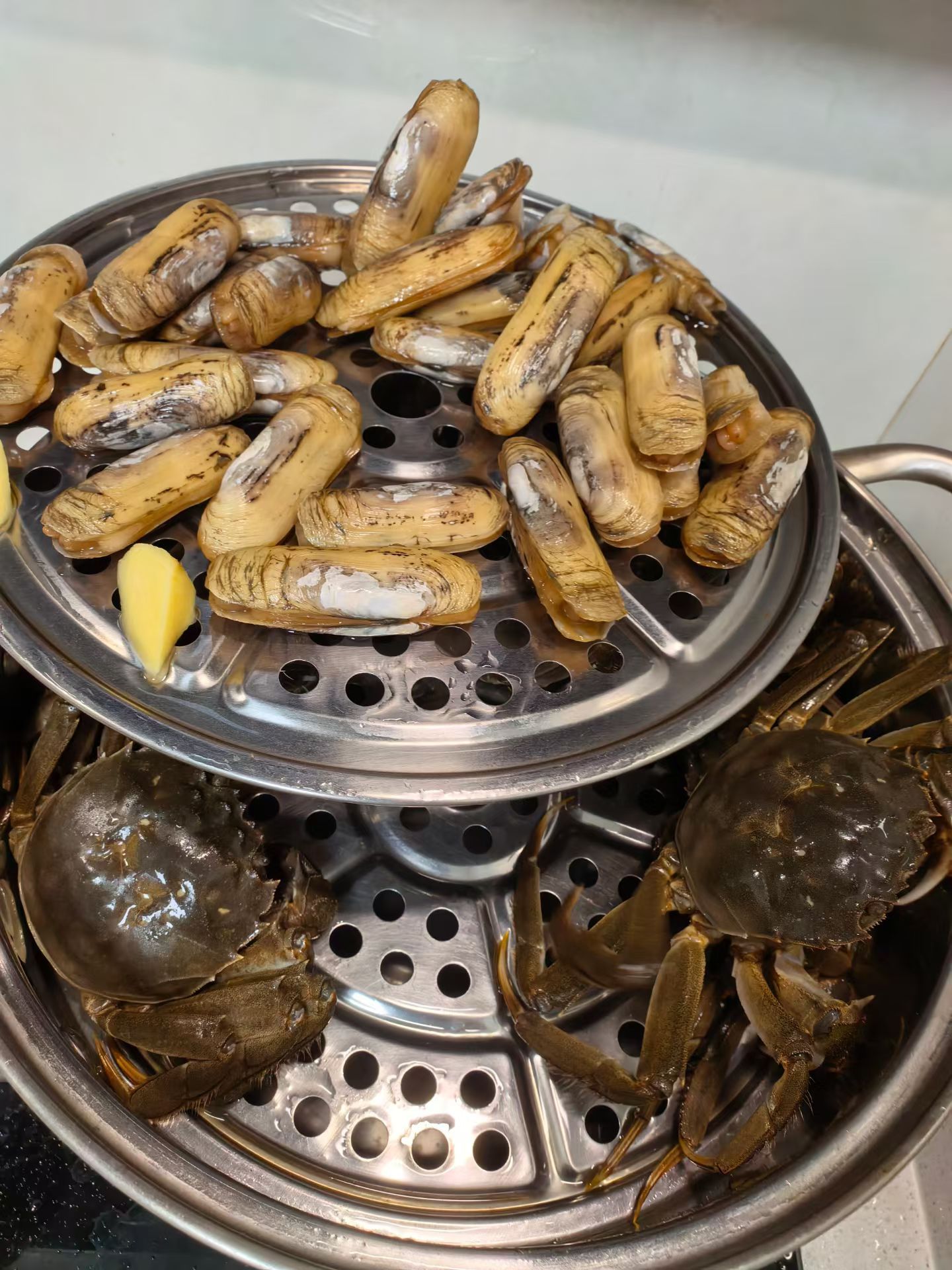 中午安排一锅鲜🦞，满满一大锅海鲜，直接实现海鲜自由！鲜活的海鲜汇聚一锅，咕嘟咕