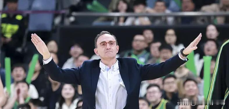 不少球迷在昨晚辽宁输给广厦之后，都直言乌戈确实已经不适合辽宁队，急着想把杨鸣请回