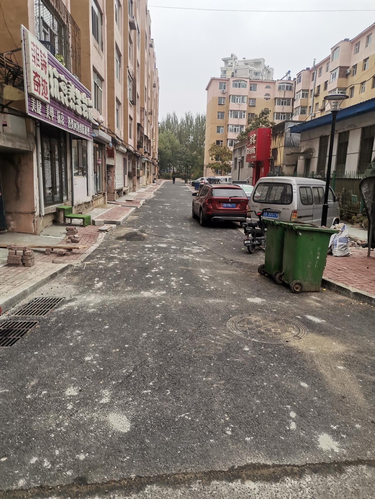 吉林市江湾路康庄街附近的老旧小区改造已完工，整体面貌焕然一新，颇具韵味。
今日路