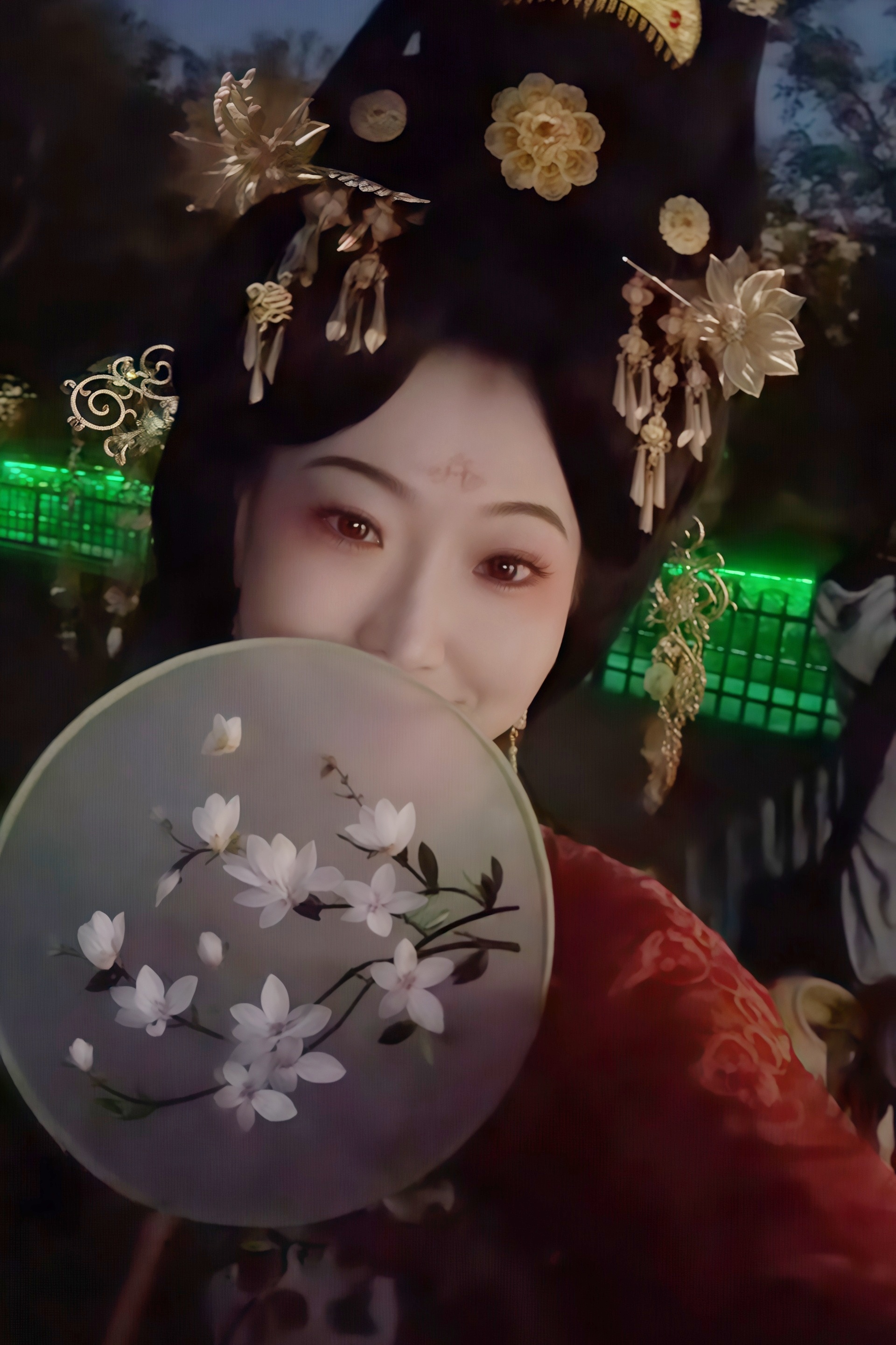 #朱雀橙[超话]#原🔗截了两帧我最喜欢的镜头太暗了就稍微加强了一点人像[跪了]