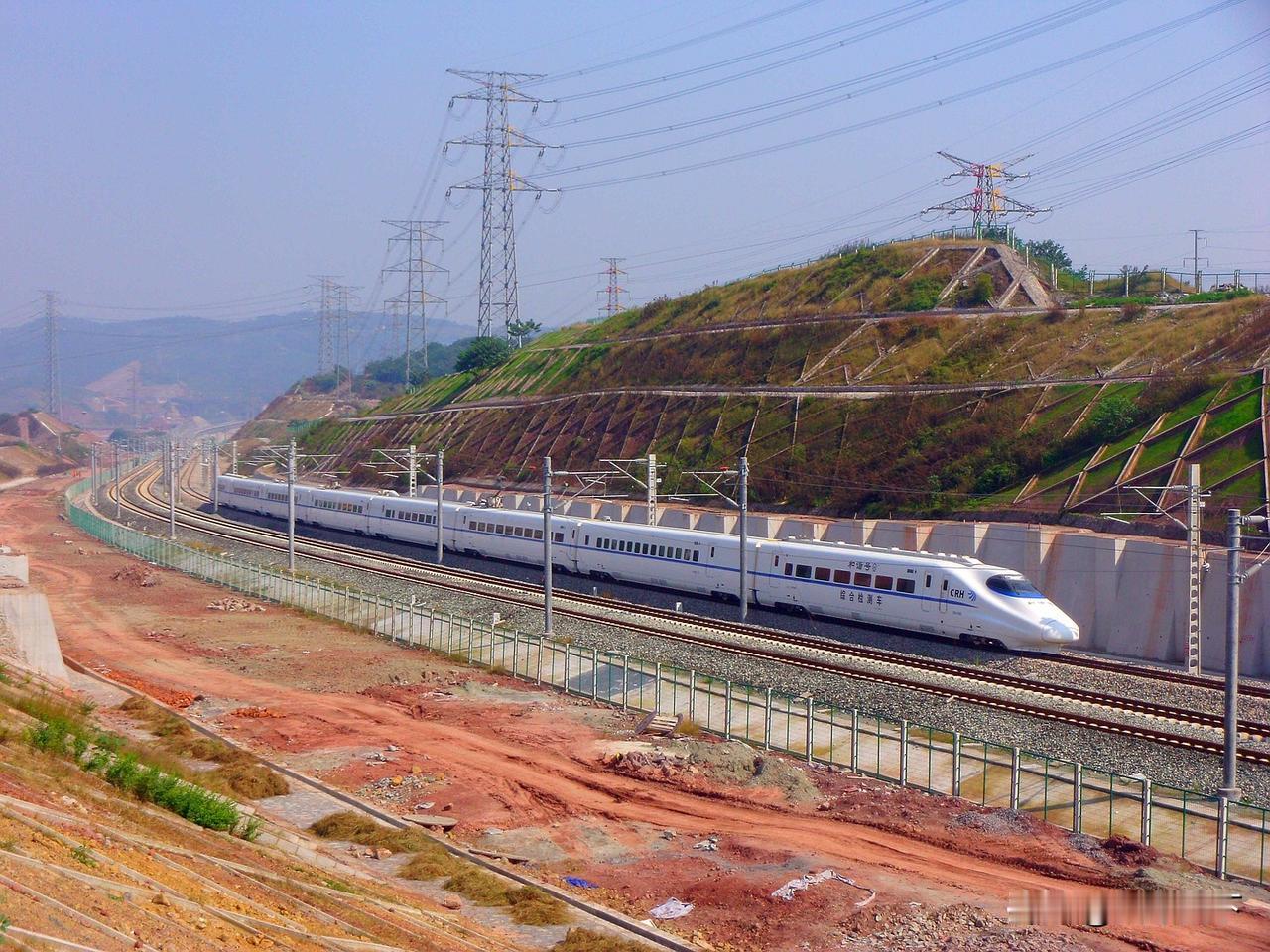 最早的和谐号动车组已经有二十年了，图中是首列和谐号高速综合检测列车CRH2—01