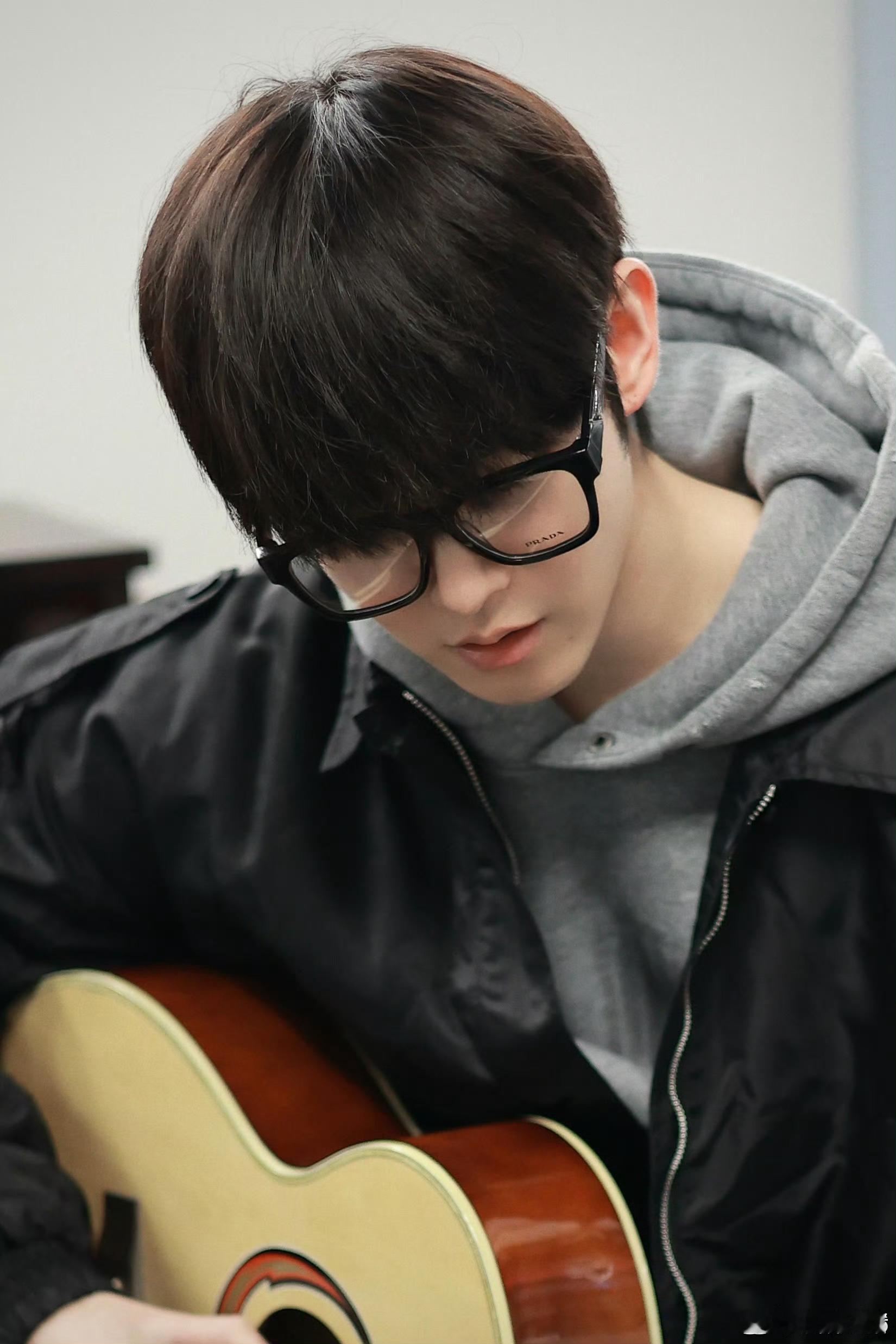 田嘉瑞微博最新营业照～帅气男大请给我你的微信