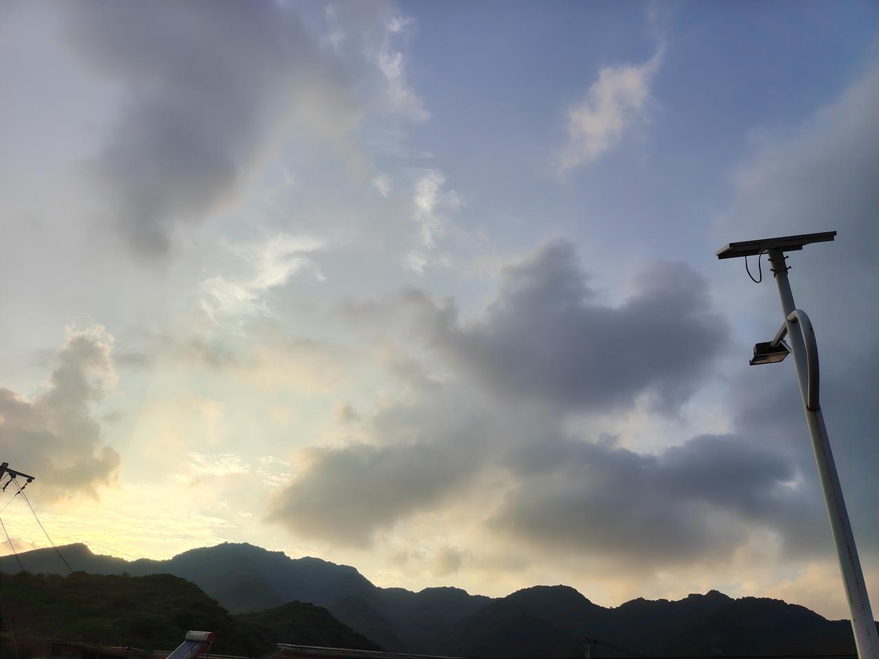 青年屡试不第，心灰意冷。老匠人让他磨石，他日复一日，终见石中透光。匠人道：“理不