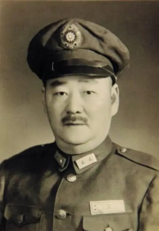 蒋介石麾下明明有许多得力干将(白崇禧、孙立人、薛岳……)，可是他却不用。他就喜欢