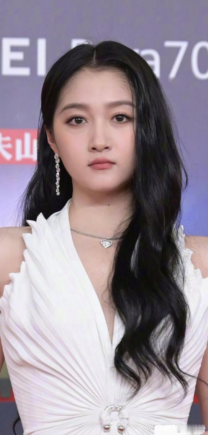 关晓彤就不能去去杂乱无章的胎毛吗 ​​​